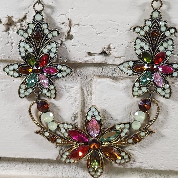 Jewelry - Nwt Womens Bib Necklace Flowers Crystals Gold-Tone
